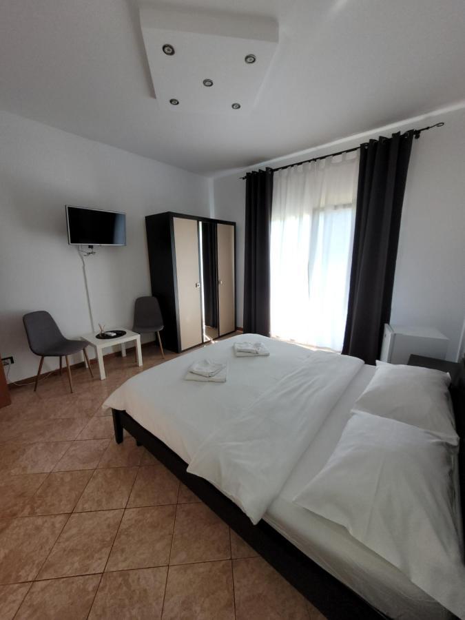 Casa Patryk Hotel Orsova Ngoại thất bức ảnh
